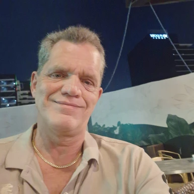 <span>Jens, 65</span>&nbsp;<span style='width: 25px; height: 16px; float: right; background-image: url(/bitmaps/flags_small/DE.PNG)'>&nbsp;</span><br><span>Oldenburg, Germania</span>&nbsp;<input type='button' class='joinbtn' style='float: right' value='JOIN NOW' />