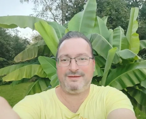 <span>Sébastien , 47</span>&nbsp;<span style='width: 25px; height: 16px; float: right; background-image: url(/bitmaps/flags_small/BE.PNG)'>&nbsp;</span><br><span>Brüssel, Belgien</span>&nbsp;<input type='button' class='joinbtn' style='float: right' value='JOIN NOW' />