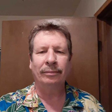 <span>Robert, 64</span> <span style='width: 25px; height: 16px; float: right; background-image: url(/bitmaps/flags_small/US.PNG)'> </span><br><span>San Francis, Estados Unidos de América</span> <input type='button' class='joinbtn' style='float: right' value='JOIN NOW' />