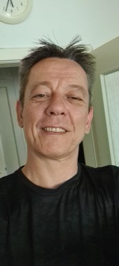 <span>Andreas, 54</span> <span style='width: 25px; height: 16px; float: right; background-image: url(/bitmaps/flags_small/DE.PNG)'> </span><br><span>Hamburg, Alemania</span> <input type='button' class='joinbtn' style='float: right' value='JOIN NOW' />